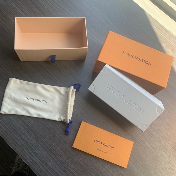 Louis Vuitton Sunglasses (retail 1025!!!) - Picture 6 of 7